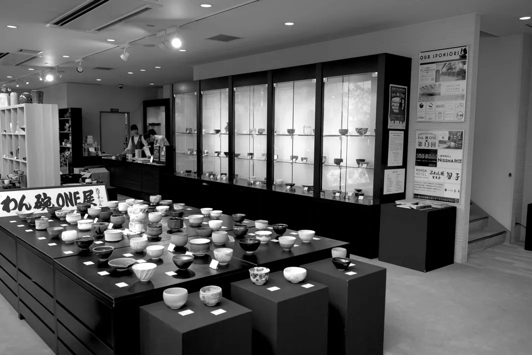 わん碗ONE展の会場にずらりと並ぶ器